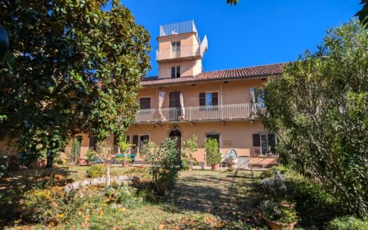 Pianezza centro storico – Antica Villa del IX secolo con giardino e torretta