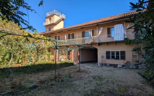 Pianezza centro storico – Antica Villa del IX secolo con giardino e torretta