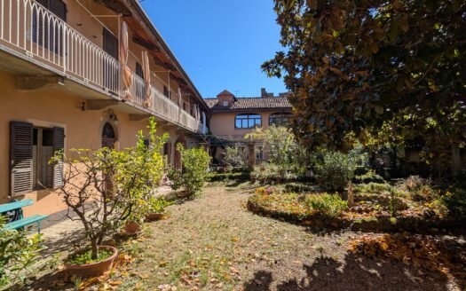 Pianezza centro storico – Antica Villa del IX secolo con giardino e torretta
