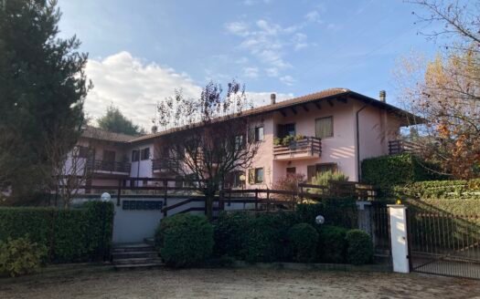 Pino torinese- Villetta con giardino privato e box auto in ottime condizioni manutentive