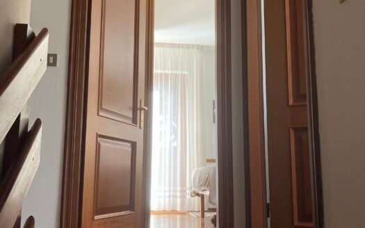 Pino torinese- Villetta con giardino privato e box auto in ottime condizioni manutentive