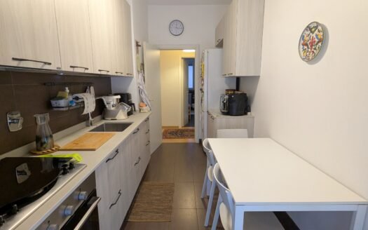 Via Baltimora – Elegante quadrilocale rinnovato