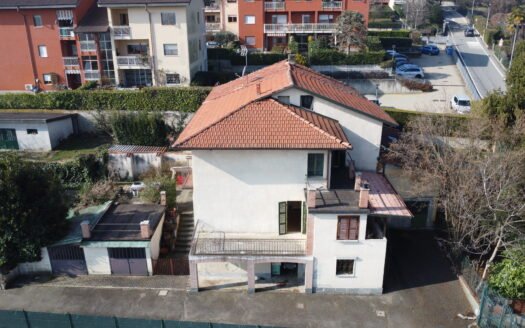 Pino torinese – Casa indipendente libera su tre lati da ristrutturare con ampio terreno pianeggiante