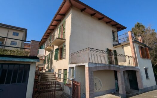 Pino torinese – Casa indipendente libera su tre lati da ristrutturare con ampio terreno pianeggiante