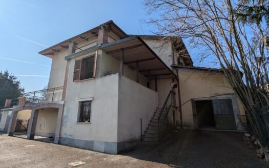 Pino torinese – ex cascinale – libero su tre lati da ristrutturare con ampio terreno pianeggiante