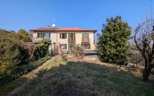 Pino torinese – ex cascinale – libero su tre lati da ristrutturare con ampio terreno pianeggiante