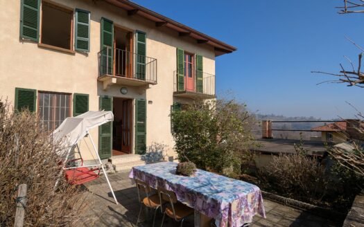 Pino torinese – ex cascinale – libero su tre lati da ristrutturare con ampio terreno pianeggiante