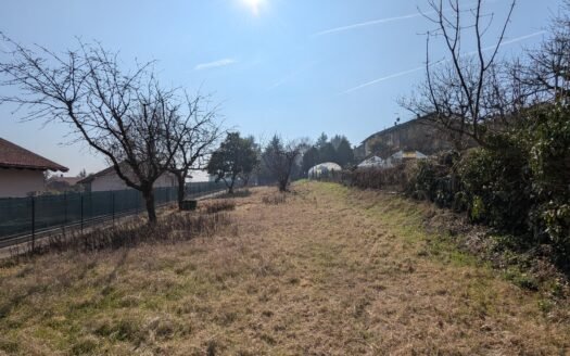 Pino torinese – ex cascinale – libero su tre lati da ristrutturare con ampio terreno pianeggiante
