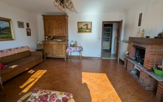 Pino torinese – ex cascinale – libero su tre lati da ristrutturare con ampio terreno pianeggiante