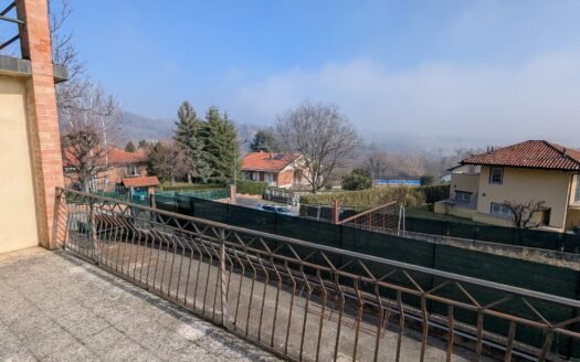 Pino torinese – ex cascinale – libero su tre lati da ristrutturare con ampio terreno pianeggiante