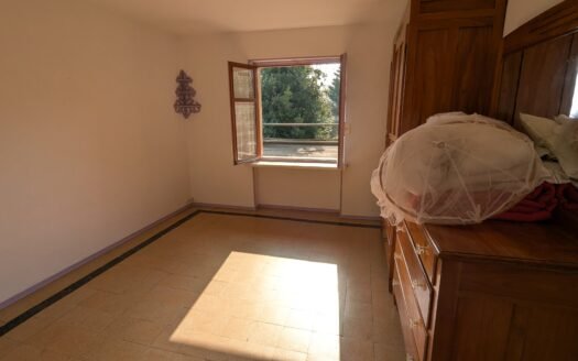 Pino torinese – ex cascinale – libero su tre lati da ristrutturare con ampio terreno pianeggiante