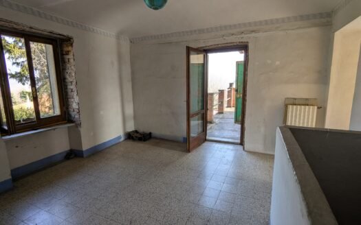 Pino torinese – ex cascinale – libero su tre lati da ristrutturare con ampio terreno pianeggiante