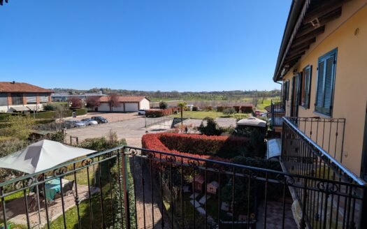 Andezeno – appartamento in cascinale con terrazzo