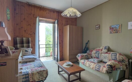 Rubiana frazione Mollarbrunatto – Trilocale luminoso con tripla esposizione, posto auto e terreno