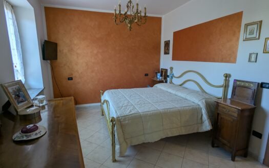 Andezeno – appartamento in cascinale con terrazzo