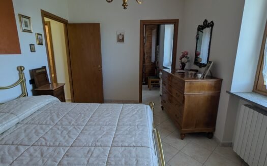 Andezeno – appartamento in cascinale con terrazzo