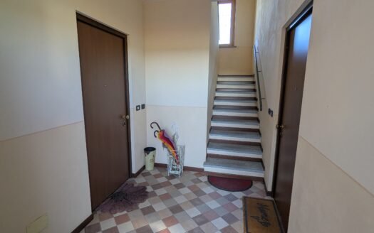 Andezeno – appartamento in cascinale con terrazzo