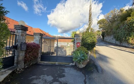 Sasso di Bordighera – panoramico appartamento con terrazza e giardino privato