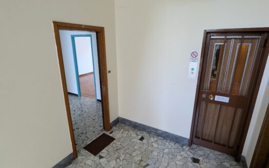 Santa Rita: Trilocale ristrutturato al quinto piano