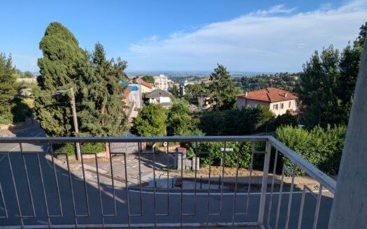 Pino torinese – via Roma trilocale panoramico libero su tre lati