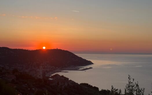 Villa trifamiliare con vista panoramica sul golfo, piscina, uliveto e finiture di pregio