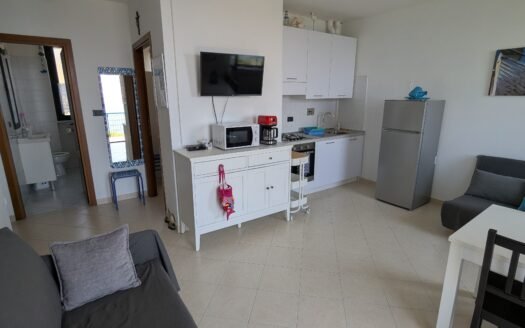 Cipressa – Bilocale con terrazzo vista mare, piscina, box e posto auto