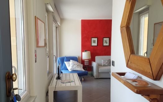 Villa trifamiliare con vista panoramica sul golfo, piscina, uliveto e finiture di pregio