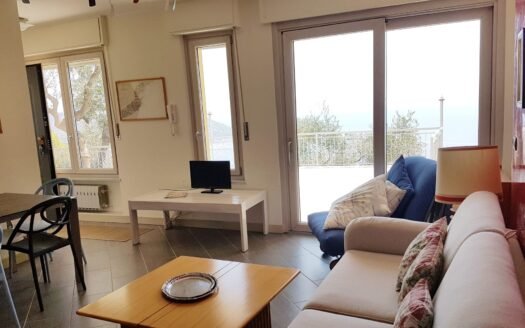 Villa trifamiliare con vista panoramica sul golfo, piscina, uliveto e finiture di pregio