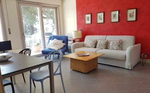 Villa trifamiliare con vista panoramica sul golfo, piscina, uliveto e finiture di pregio