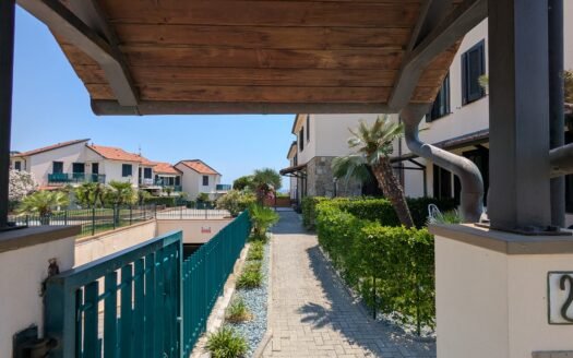 Cipressa – Bilocale con terrazzo vista mare, piscina, box e posto auto
