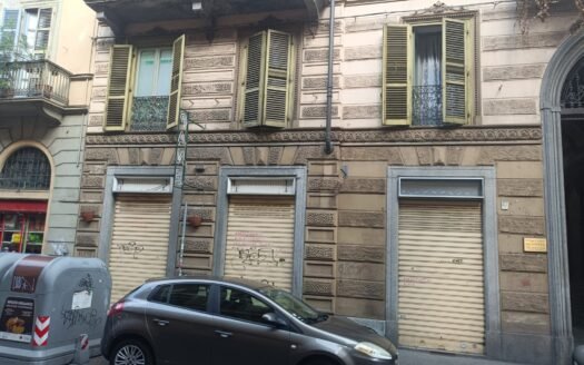 San Salvario – Ampio locale con canna fumaria e tre vetrine