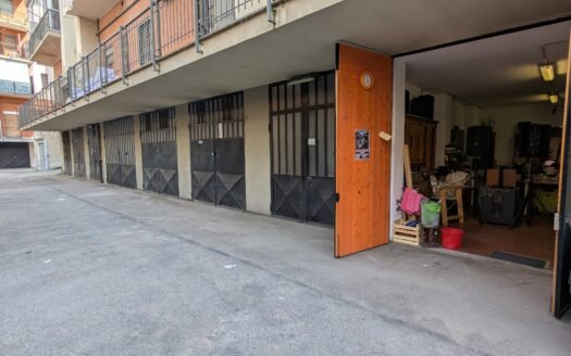 Via Albenga – Magazzino con ampio accesso carrabile e locale insonorizzato