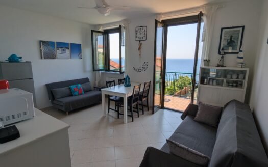 Cipressa – Bilocale con terrazzo vista mare, piscina, box e posto auto