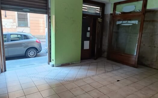 San Salvario – Ampio locale con canna fumaria e tre vetrine