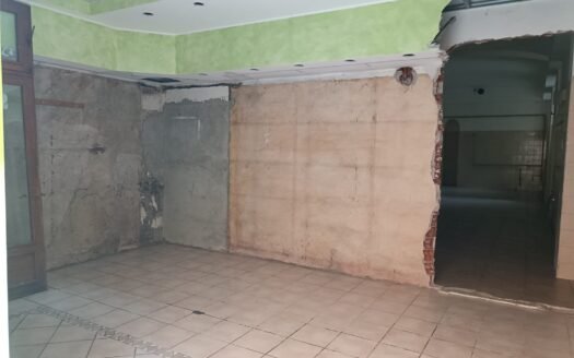 San Salvario – Ampio locale con canna fumaria e tre vetrine