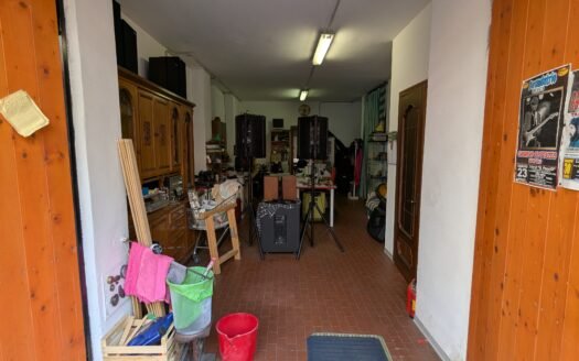 Via Albenga – Magazzino con ampio accesso carrabile e locale insonorizzato