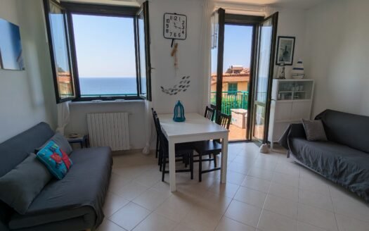 Cipressa – Bilocale con terrazzo vista mare, piscina, box e posto auto
