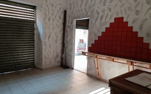 San Salvario – Ampio locale con canna fumaria e tre vetrine