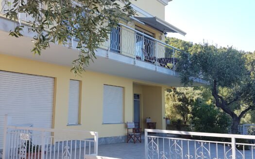 Villa trifamiliare con vista panoramica sul golfo, piscina, uliveto e finiture di pregio