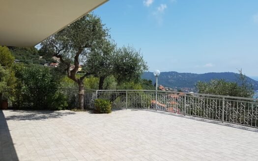 Villa trifamiliare con vista panoramica sul golfo, piscina, uliveto e finiture di pregio