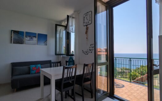 Cipressa – Bilocale con terrazzo vista mare, piscina, box e posto auto