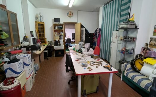 Via Albenga – Magazzino con ampio accesso carrabile e locale insonorizzato