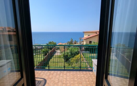 Cipressa – Bilocale con terrazzo vista mare, piscina, box e posto auto