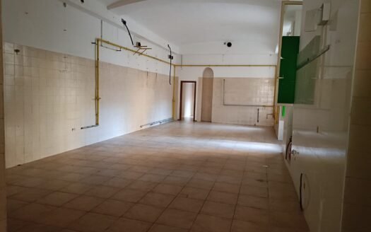 San Salvario – Ampio locale con canna fumaria e tre vetrine