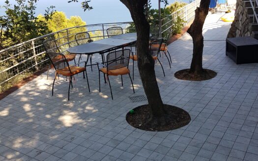 Villa trifamiliare con vista panoramica sul golfo, piscina, uliveto e finiture di pregio