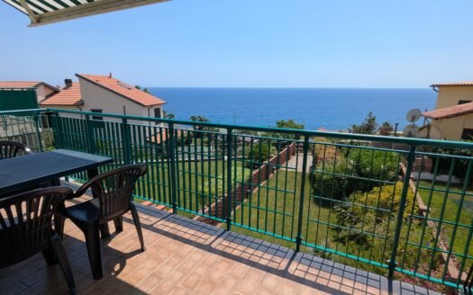 Cipressa – Bilocale con terrazzo vista mare, piscina, box e posto auto