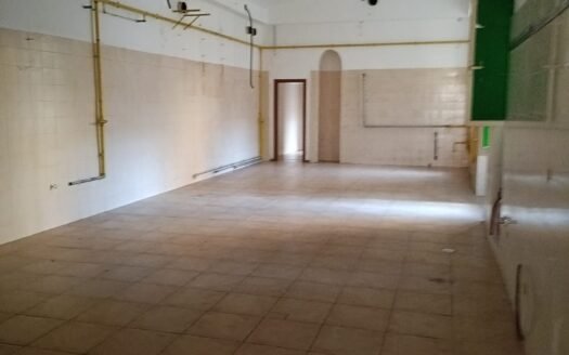 San Salvario – Ampio locale con canna fumaria e tre vetrine