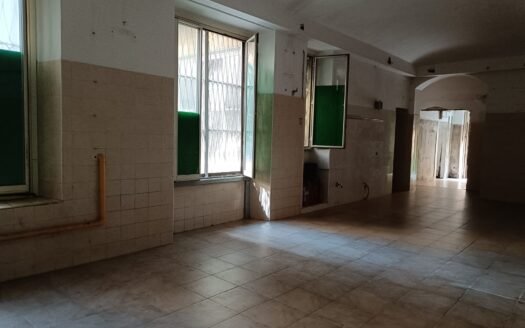 San Salvario – Ampio locale con canna fumaria e tre vetrine