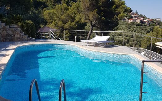 Villa trifamiliare con vista panoramica sul golfo, piscina, uliveto e finiture di pregio