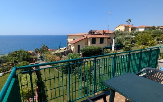 Cipressa – Bilocale con terrazzo vista mare, piscina, box e posto auto